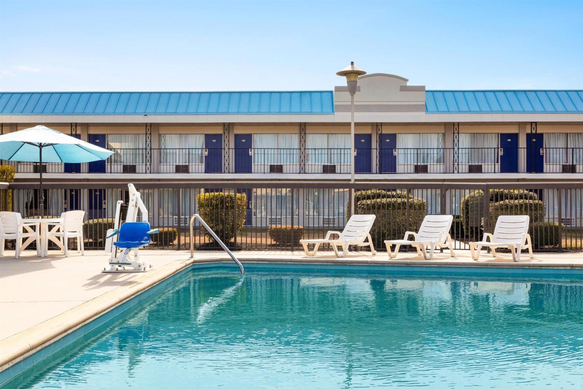 Days Inn By Wyndham Emporia Exterior photo